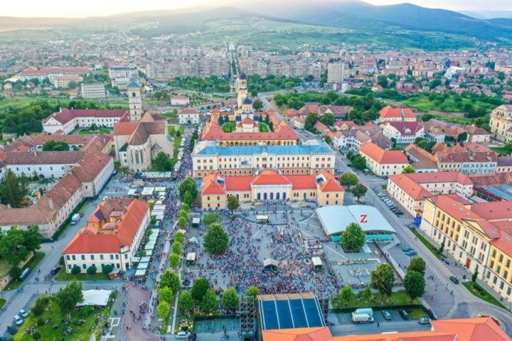 Central Spacious Apartment With Balcony - Alba Carolina Alba Iulia Exterior foto